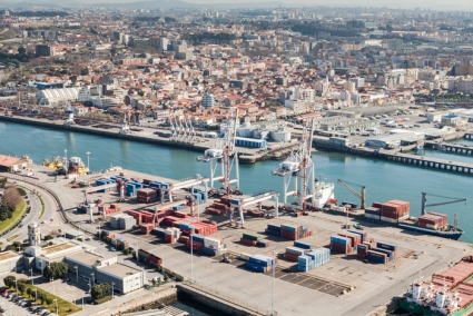 DE NOVO &Agrave; BEIRA DOS 3.000 TEU DIA...