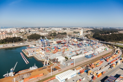 YILPORT LEIX&Otilde;ES ACIMA DOS 3000 TEU/DIA