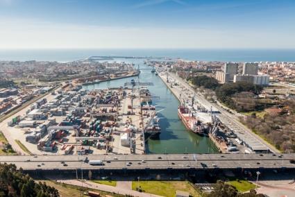 YILPORT LEIX&Otilde;ES &Agrave; BEIRA DOS 18 MIL TEU SEMANAIS!